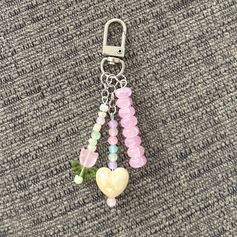 Pink Ivory Heart & Tulip Handmade Beaded Bag Charm Keychain - Picture 2 of 3